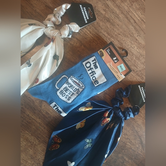 NEW WOMENS BLUE AND CREAM BUTTERFLY SCRUNCHIES 🦋PLUS A PAIR OF THE OFFICE SOCKS - Picture 2 of 3